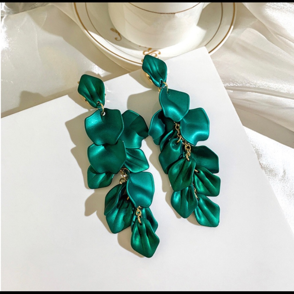 Sexy emerald petal dangle earrings!